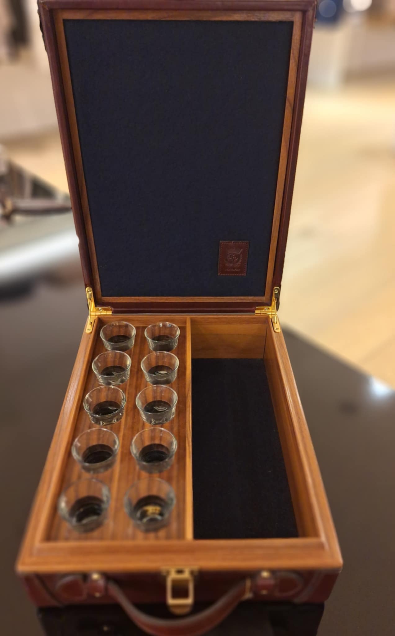 Koffer voor fles en bijhorende glazen