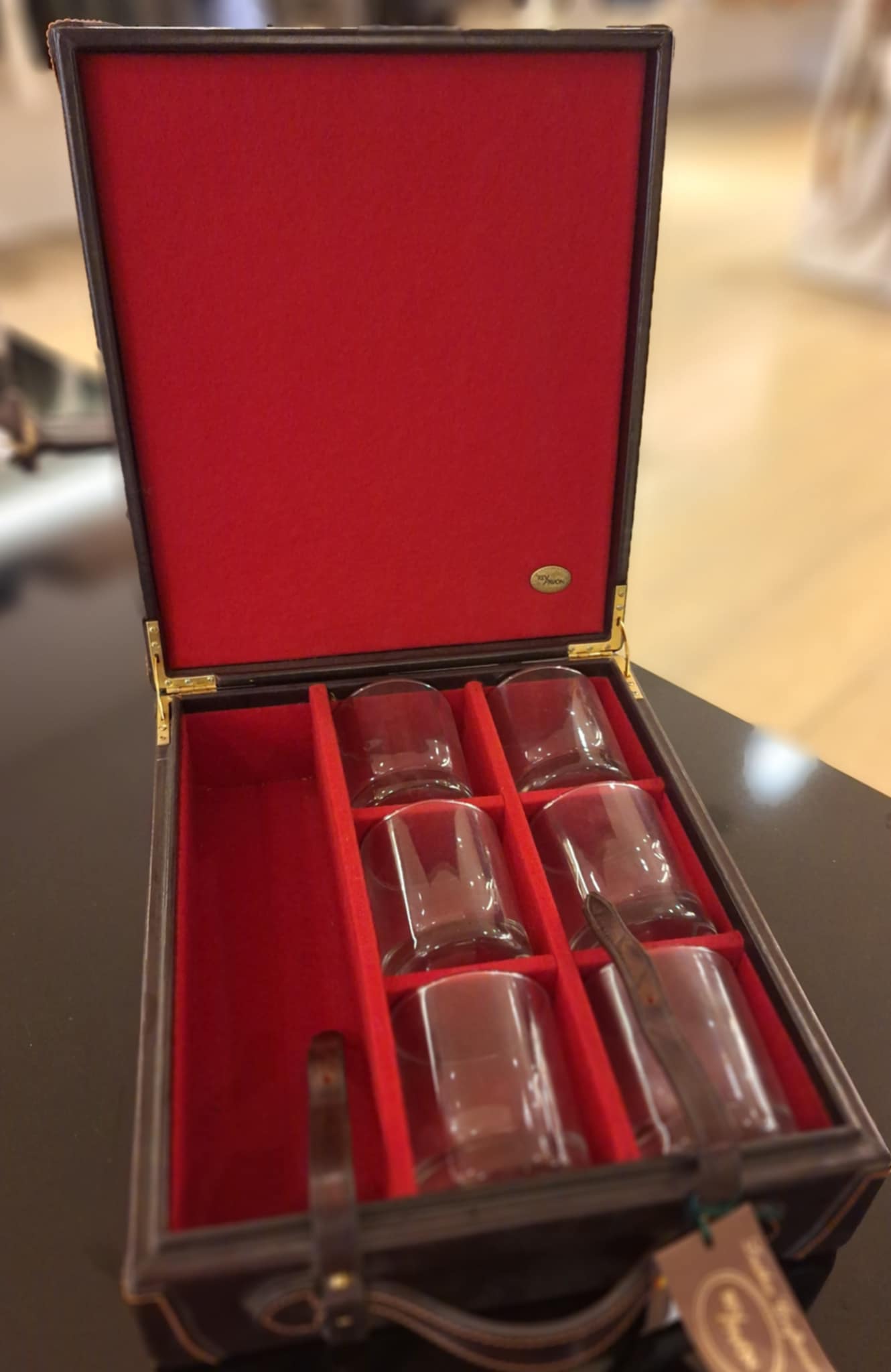 Koffer voor fles en bijhorende glazen